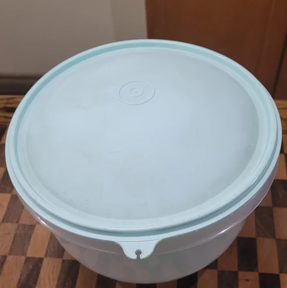 Tupperware Lg lettuce keeper. - Picture 2 of 3
